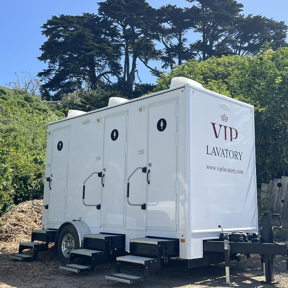 Mobile Toilet Trailer Luxury 3 - Outdoor Lighting Rental avis et prix