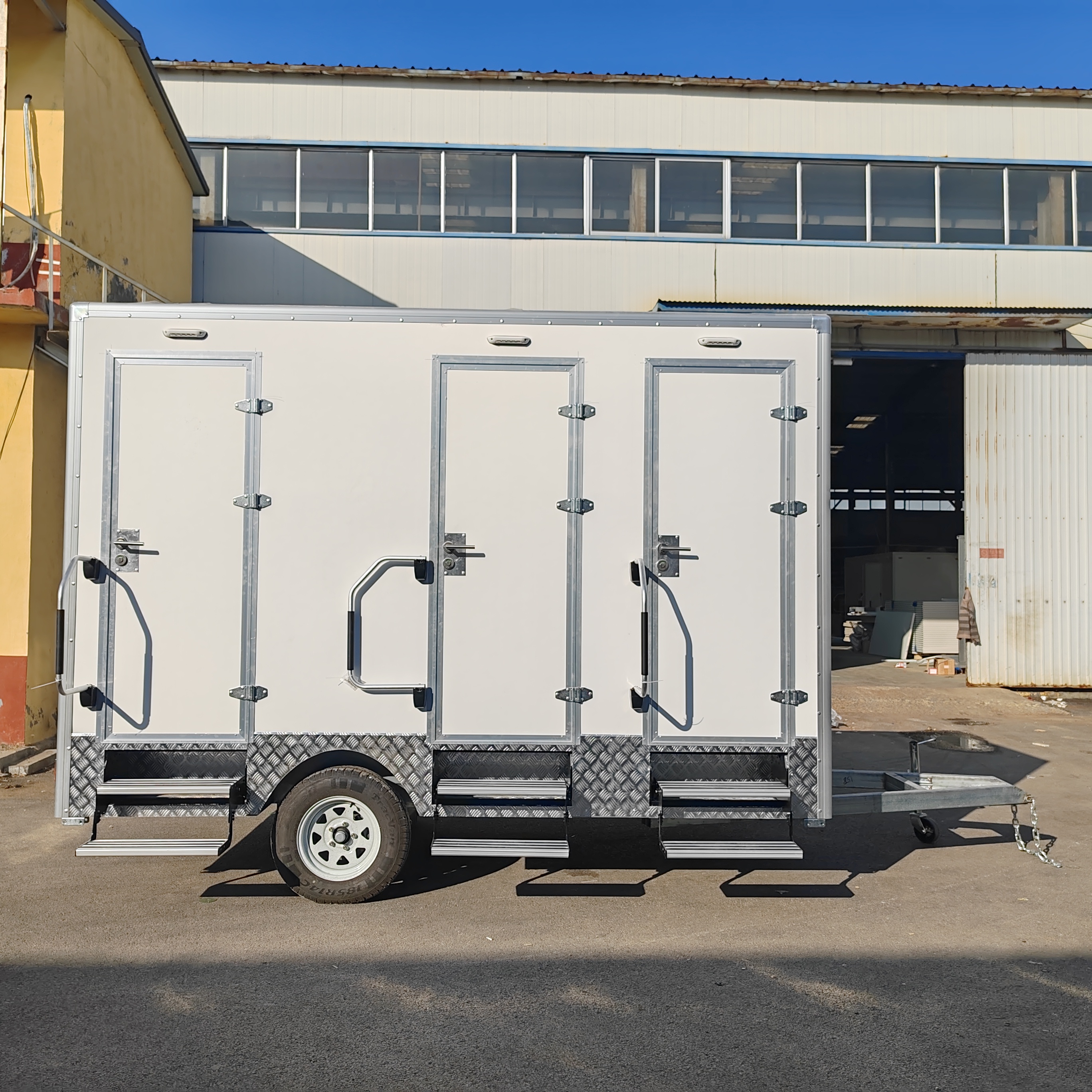 Mobile Toilet Trailer Luxury 3 - Outdoor Lighting Rental avis et prix